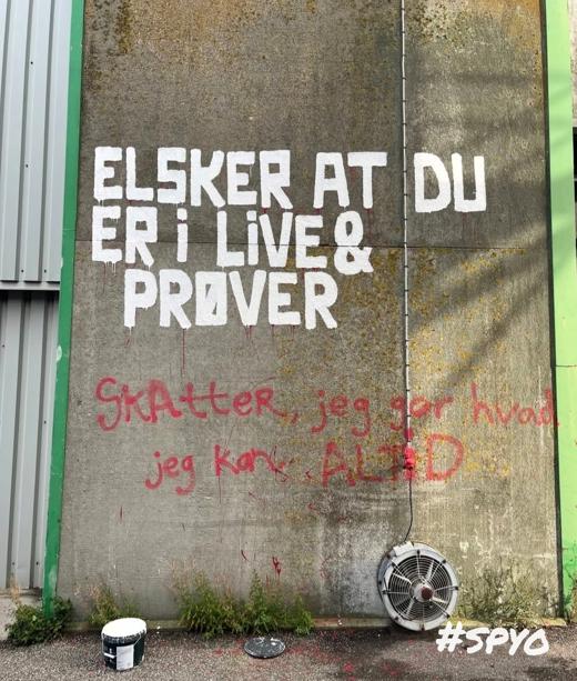 Vægmaleri: Elsker at du er i live og prøver
